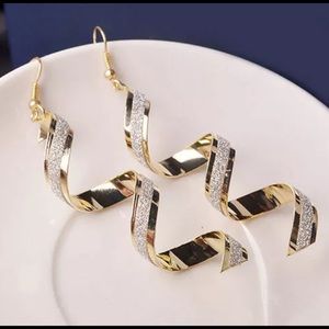 Sophisticated Twist Spiral Gold Eardrops Fashion